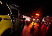 Veículo capota e motorista fica ferido na rodovia PR-317
