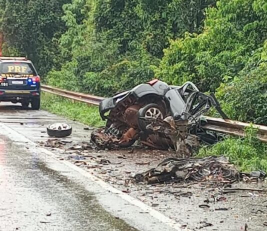 Colisão entre carro e bitrem mata uma pessoa e deixa outra ferida na BR-369