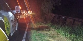 Colisão frontal entre caminhão e Fiat Strada deixa uma pessoa ferida na PR-323