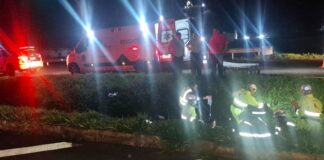 Colisão entre carro e motocicleta deixa uma pessoa ferida na rodovia PR-317