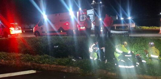 Colisão entre carro e motocicleta deixa uma pessoa ferida na rodovia PR-317