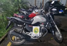 Motocicleta é apreendida com pendências e condutor inabilitado em Cianorte